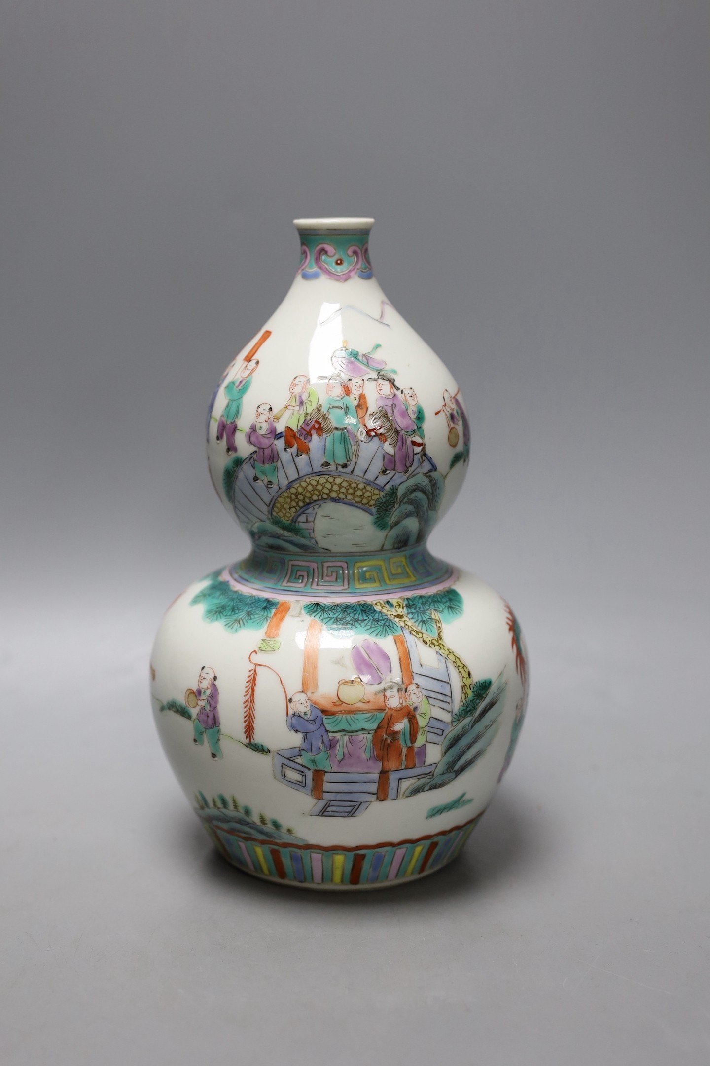 A 20th century Chinese famille rose gourd vase 22cm